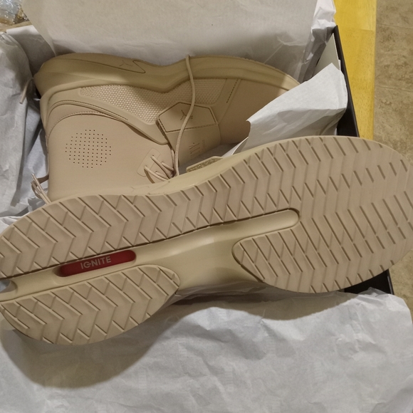 Shoes - Picture 5 of 6